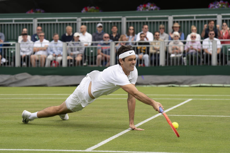 Fritz en el momento en el que se lanzó al suelo para alcanzar una bola a la que parecía imposible llegar. (Foto: Susan Mullane / USA TODAY Sports / Reuters).