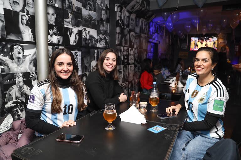 Previa del partido de Argentina vs Colombia en el bar Marlon, en Palermo.