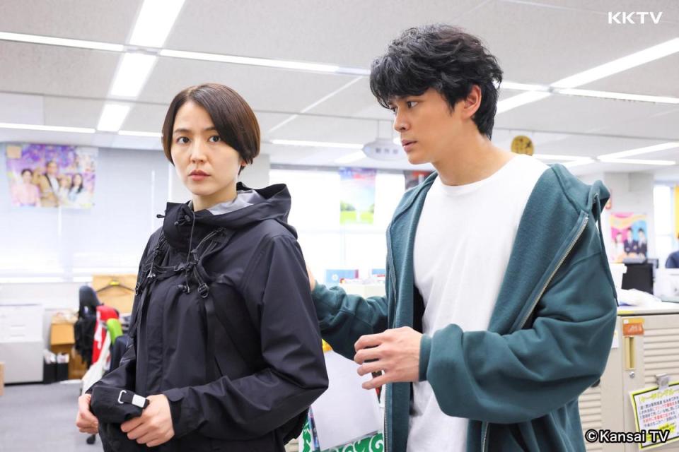 真榮田鄉敦(右）出道3年人氣扶搖直上，最近在新劇《ELPIS-是希望還是災禍》和長澤雅美飆戲。（KKTV提供）