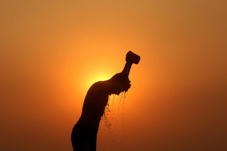 La silueta de un trabajador indio de Jammu, en medio de un intenso calor, el 1 de junio de 2024 (Mukesh GUPTA)