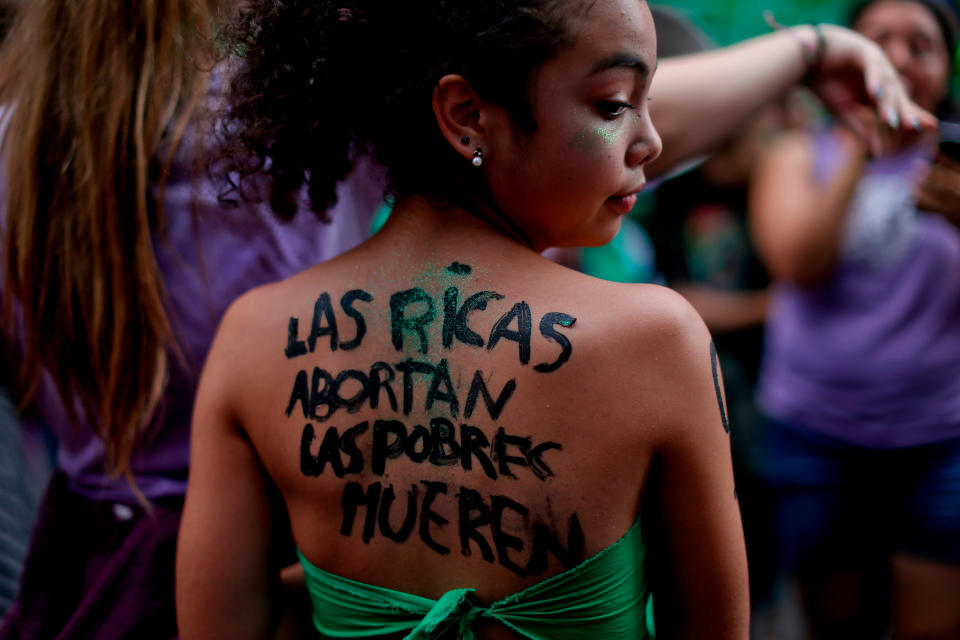 <em>Una joven participa en una protesta en favor del aborto en Buenos Aires, Argentina. (AP Foto/Natacha Pisarenko)</em>