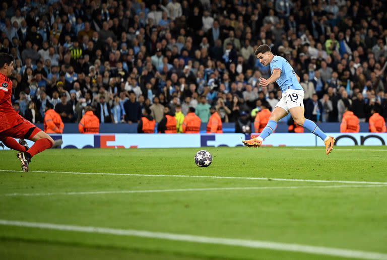 La definición de Julián Álvarez ante Thibaut Courtois para el 4-0 de Manchester City sobre Real Madrid en las semifinales de la Champions League.