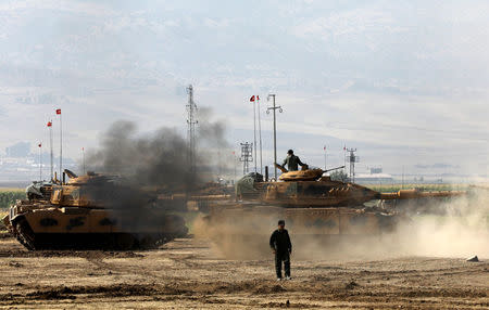 A Turkish tank maneuvers during a military exercise near the Turkish-Iraqi border in Silopi, Turkey, September 22, 2017. REUTERS/Umit Bektas