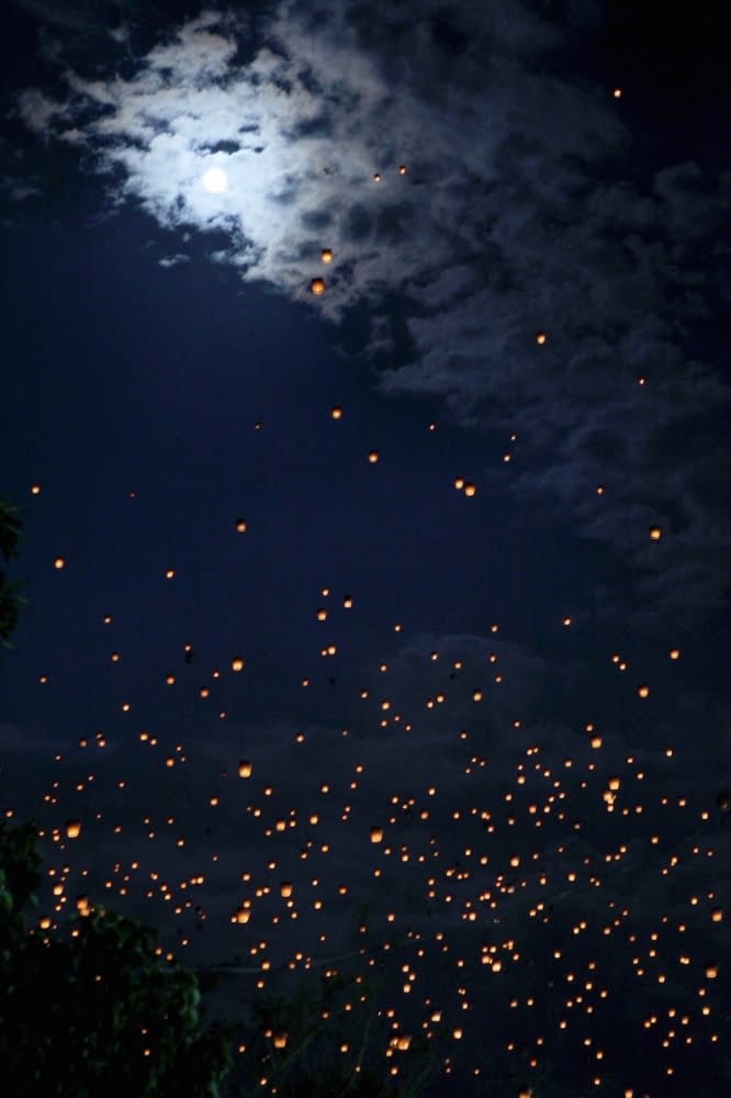 天燈點亮平溪寧靜山城的夜空，更讓人彷彿見到璀璨的銀河。