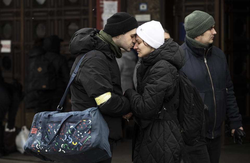 <p>Ce lundi 7 mars, de nombreux habitants de Kiev ont quitté la ville. Un peu de paix qui a un prix : des au revoir déchirants. (Emin Sansar/Anadolu Agency via Getty Images)</p> 