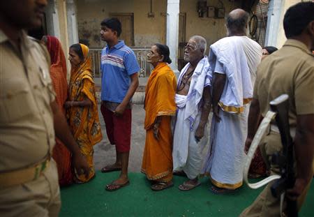 People wait to cast their vote at a polling station in the final phase of the general election in Varanasi in the northern Indian state of Uttar Pradesh May 12, 2014. REUTERS/Ahmad Masood