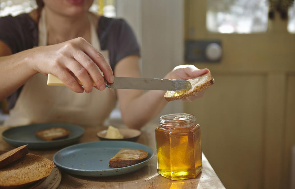 Aunque la miel se considera un alimento saludable, hay que ingerirlo con moderación dentro de una dieta equilibrada. (Getty Creative)