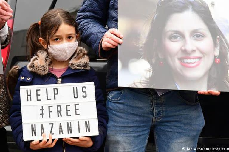 La hija de Nazanin Zaghari-Ratcliffe, en su momento, durante una protesta frente a la embajada iraní en Londres