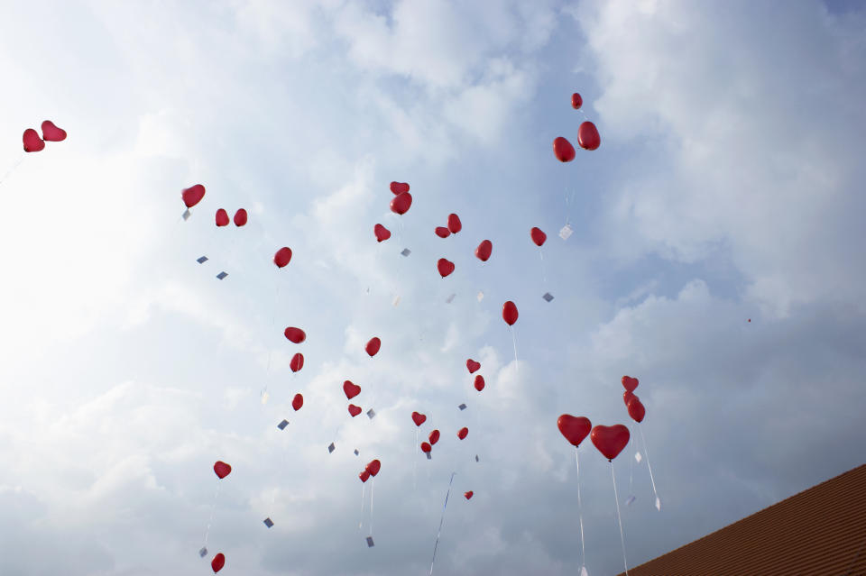 Hübsch sieht es aus, wenn die Luftballons gen Himmel schweben. Für die Umwelt hat diese Tradition aber böse Folgen. (Bild: Getty Images)