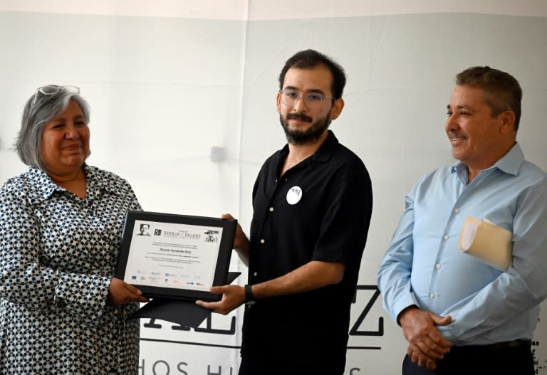 El periodista mexicano Ricardo Hernández (c) recibe el Premio Breach-Valdez en la Ciudad de México, 3 de mayo de 2023