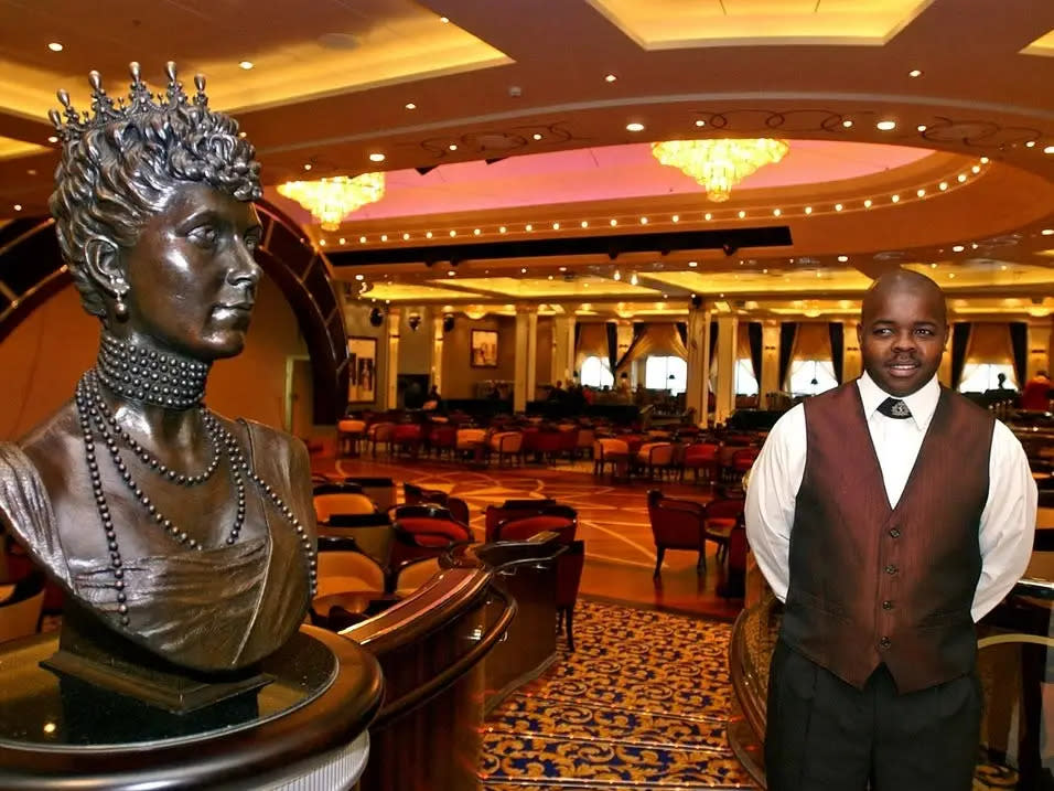 Die Statue der Queen Mary auf dem Schiff im Jahr 2003 kurz vor dem ersten offiziellen Einsatz. Zu dieser Zeit war das Schiff der größte Kreuzfahrtdampfer der Welt.  - Copyright: Frank Perry/AFP via Getty Images