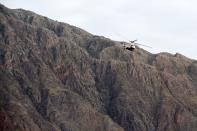 <p>Un hélicoptère à la recherche des coureurs disparus, dans la ville de Baiyin le 23 mai 2021.</p>