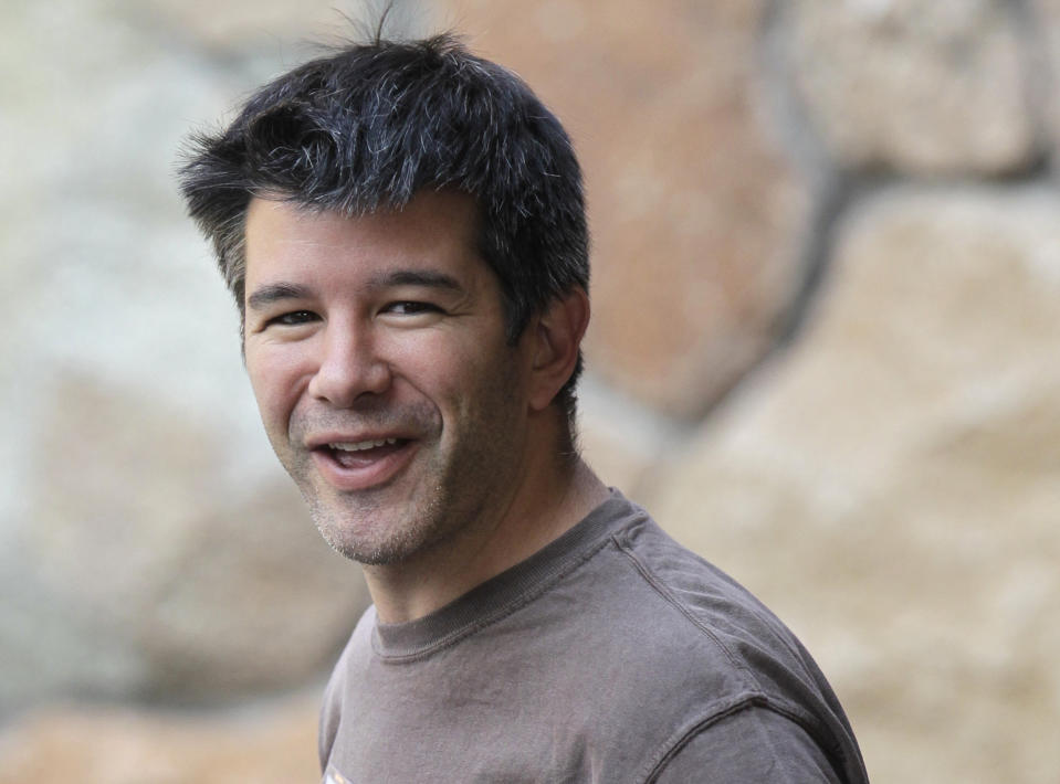 ARCHIVO - En esta imagen de archivo del 10 de julio de 2010, el cofundador y director ejecutivo de Uber, Travis Kalanick, llega a una conferencia en Sun Valley, Idaho. Uber se vio en una polémica cuando un conductor subió a internet un video en el que Kalanick le gritaba. (AP Foto/Paul Sakluma, Archivo)