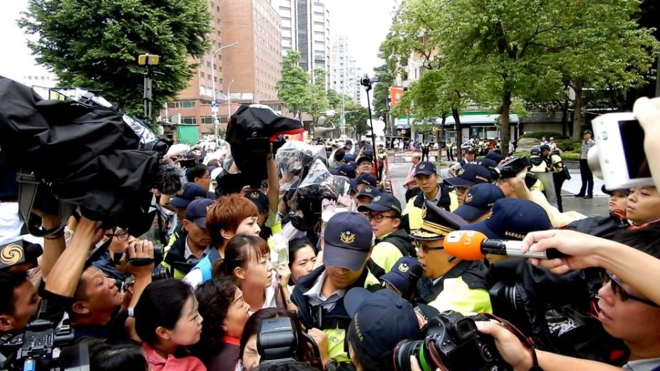 台南市慰安婦人權平等促進會10日前往日本台灣交流協會抗議