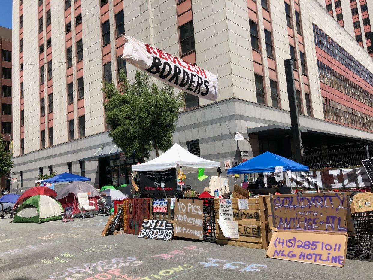 Protesters camped outside ICE offices in San Francisco on Thursday. (Photo: HuffPost / Sarah Ruiz-Grossman)