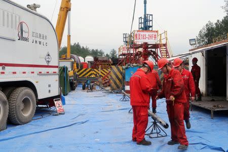 FILE PHOTO: Employees work at a shale gas fracking site of Sinopec in Nanchuan, Chongqing, China March 18, 2018. Picture taken March 18, 2018. REUTERS/Chen Aizhu/File Photo