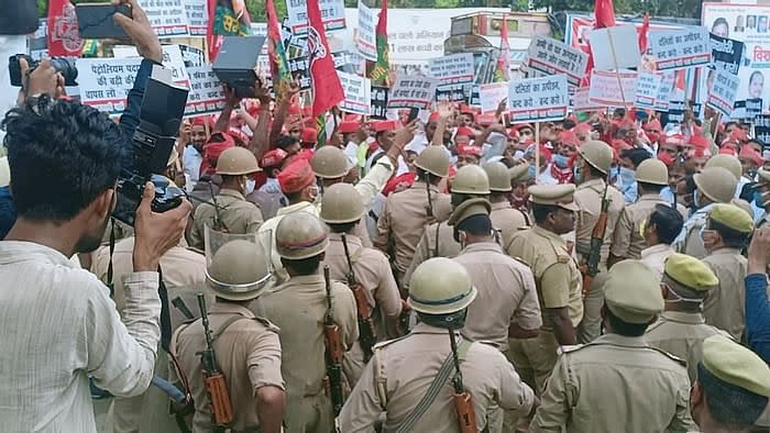 Police try to reason with protesters in UP’s Balrampur.