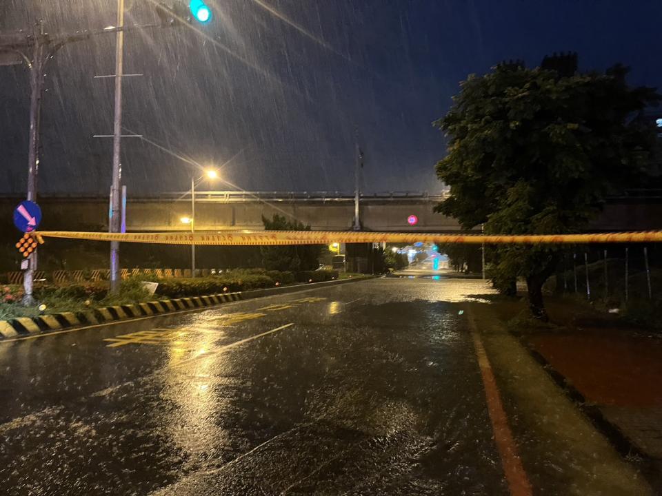 竹縣市不少地下道因暴雨嚴重積水封閉。（圖：消防局提供）