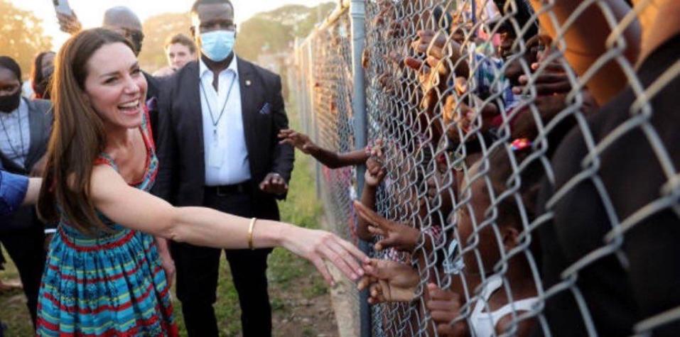 凱特王妃隔著圍欄與孩童們握手，照片在網路上引發爭議。（翻攝notcapnamerica推特）