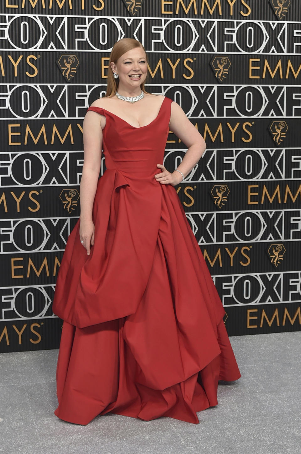 Sarah Snook llega a la 75a edición de los Premios Emmy el lunes 15 de enero de 2024 en el Teatro Peacock de Los Ángeles. (Foto Richard Shotwell/Invision/AP)