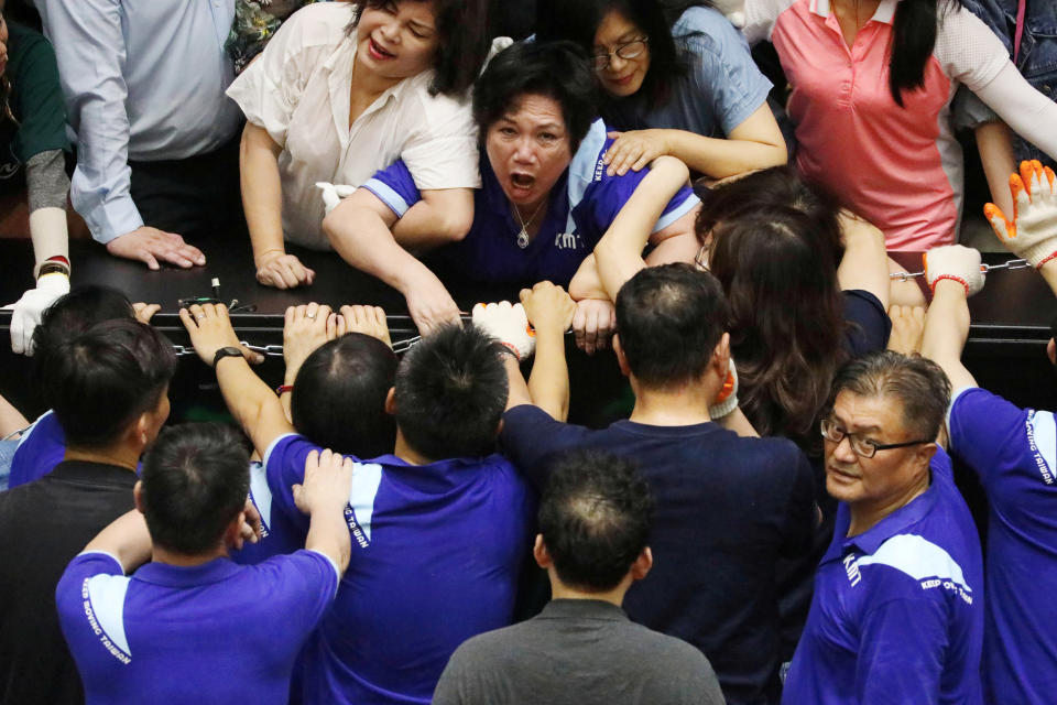 Barricadas, enfrentamientos y peleas en el Parlamento de Taiwán