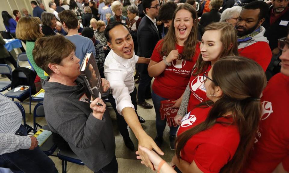 Julián Castro greets Iowa State University students in Ames, Iowa on 23 February.