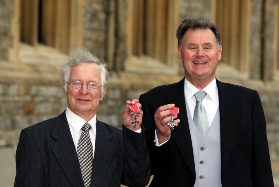 Dr. Frank Duckworth (L) and Dr. Anthony Lewis at Windsor Castle in 2010 (Getty Images)