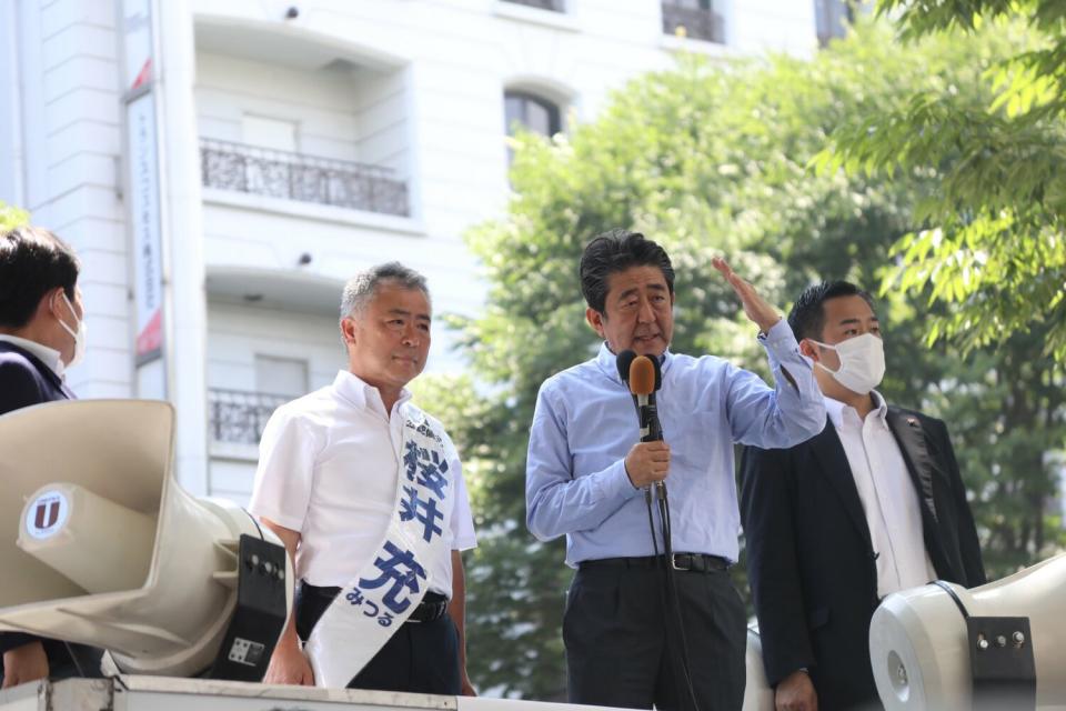 日本第26屆參議院大選，前首相安倍晉三不幸遇刺效應激起同情票，自民黨拿到63席單獨過半，大獲全勝。   圖：取自安倍晉三推特（資料照）