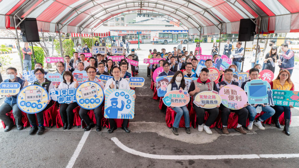 桃園市政府推出全國首創大客車駕駛「受訓即就業」計畫，免費受訓又可領薪資。