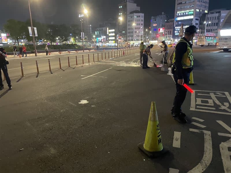 環保局派員清除道路油漬。（圖／翻攝畫面）