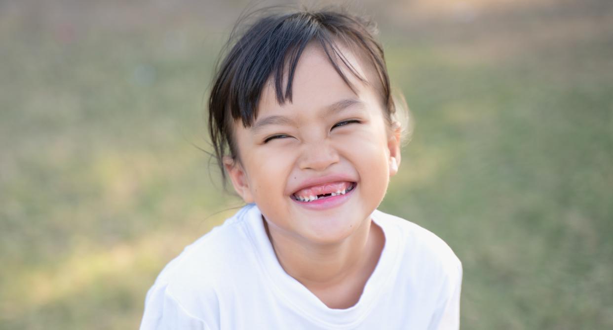 A young girl with no front teeth smiles after being visited by the tooth fairy. (Getty Images)