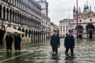 L'Amministrazione comunale di Venezia presenterà richiesta di stato di crisi alla Regione Veneto. Il sindaco Brugnaro: "Tutti i cittadini e le imprese raccolgano materiale utile a dimostrare i danni subiti con fotografie, video, documenti o altro nei prossimi giorni comunicheremo le modalità precise per la richiesta di contributo". Disposta intanto la chiusura delle scuole di Venezia e isole di ogni ordine e grado. (Photo by Giacomo Cosua/NurPhoto via Getty Images)