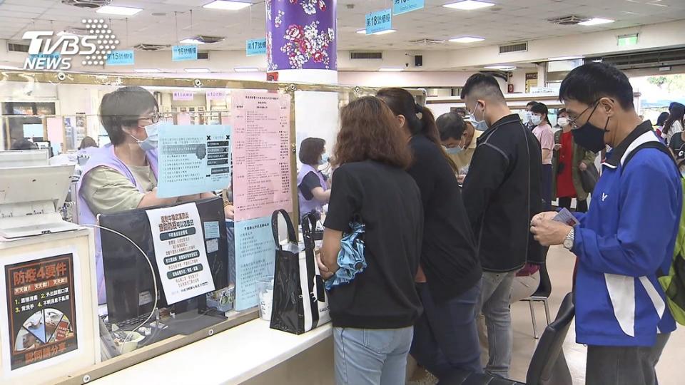 各地公所人員每天忙著處理民眾申請的急難紓困金。(TVBS資料示意圖)