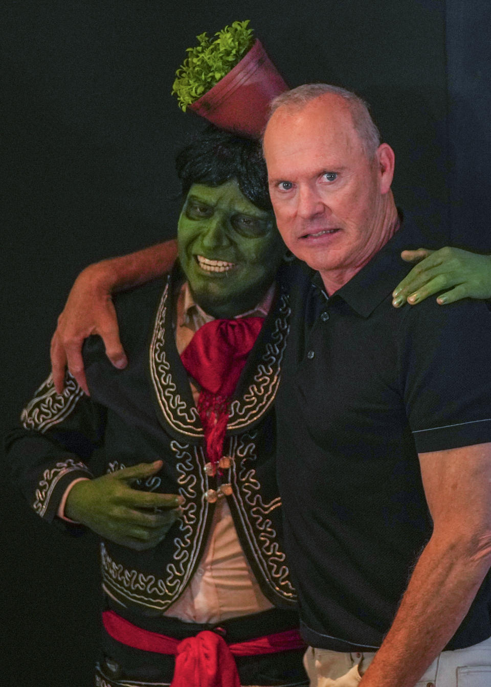 El actor Michael Keaton, derecha, posa con un actor disfrazado durante un evento promocional de su película Beetlejuice Beetlejuice en la Ciudad de México, el martes 13 de agosto de 2024. (Foto AP/Fernando Llano)