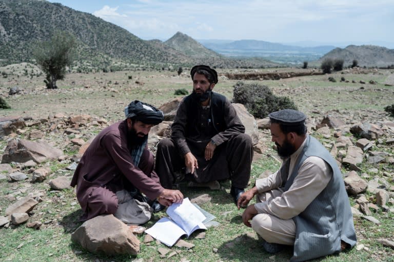 L'instituteur Badshah Khan (c), chef des Balkhel, lors d'un entretien avec l'AFP dans le district de Janikhel, dans la province de Paktia, le 22 avril 2024 en Afghanistan (Wakil KOHSAR)
