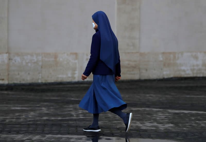 Imagen de archivo. Una monja camina en el patio de San Dámaso, en el Vaticano