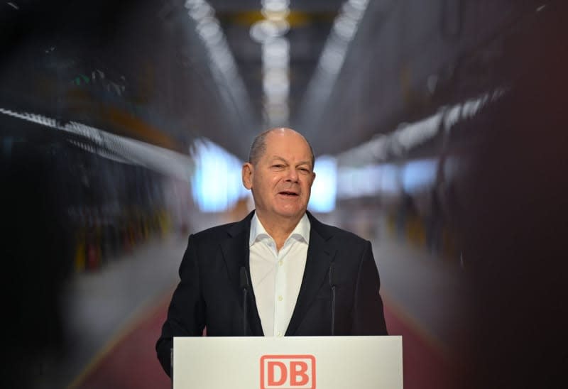 Federal Chancellor Olaf Scholz speaks at the opening of the DB maintenance workshop for ICE 4 trains. The first hall of Deutsche Bahn's largest and most modern ICE maintenance facility was officially opened on the same day. The plant is one of the most important projects to strengthen the Lusatian coal region and is being financed by the federal government's Structural Strengthening Act. Patrick Pleul/dpa