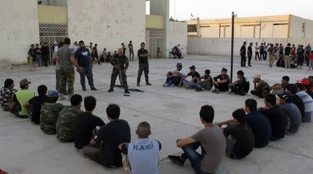 Volunteers, who have joined the Iraqi security forces to fight against the predominantly Sunni militants from the radical Islamic State of Iraq and the Levant (ISIL) group who have taken over Mosul and other northern provinces, take part in a military-style training in Baghdad, June 17, 2014. REUTERS/Ahmed Malik