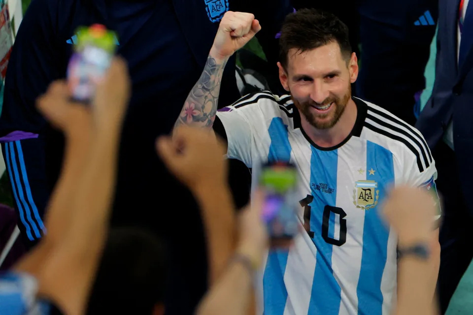 Lionel Messi comemora após vitória que mantém a Argentina viva na Copa do Mundo. Foto: ODD ANDERSEN/AFP via Getty Images