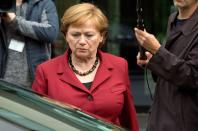 In 16 Jahren Kanzlerschaft von Angela Merkel führte die einstige CDU-Chefin Deutschland durch so manch unsicheres Gewässer. Geprägt wurde ihre Regierungszeit unter anderem von der Flüchtlingskrise. Diese wird im TV-Film "Die Getriebenen" rekapituliert. Gespielt wird Merkel von Imogen Kogge, die zumindest in Sachen Frisur und Kleidungsstil eine passable Merkel 2.0 abgab. (Bild: ARD/rbb/carte blanche International/Volker Roloff)