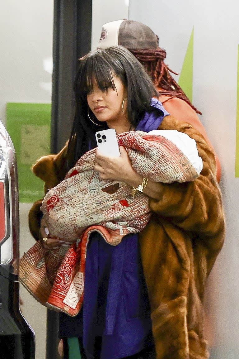 Rihanna, tras una extensa sesión de fotos de 12 horas, con su hijo en brazos