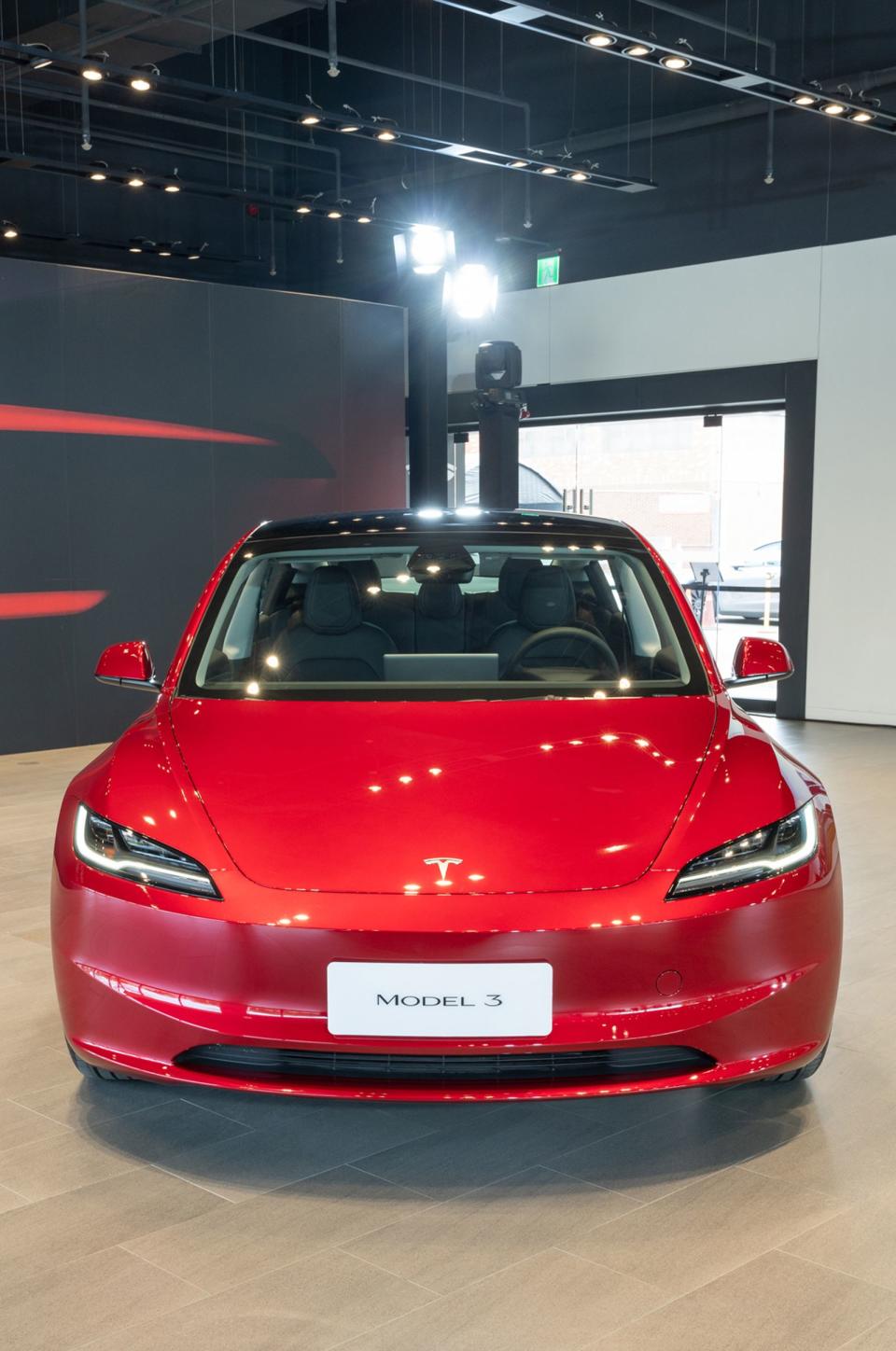 Model 3 煥新版擁有全新設計的俐落車身線條與頭尾造型