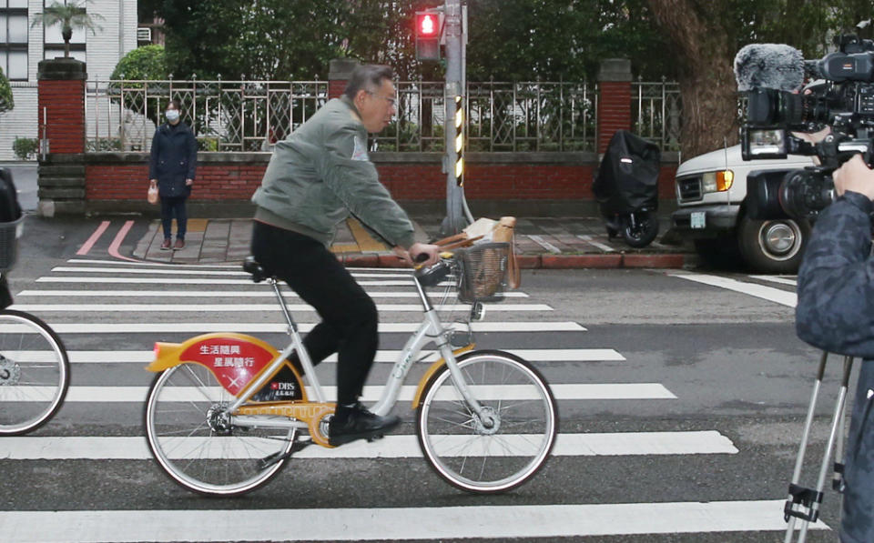 民眾黨主席柯文哲26日騎著YouBike前往立法院出席黨團晨會。（姚志平攝）