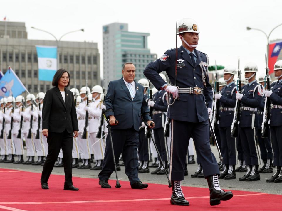 Taiwan president Tsai Ing-wen (L) and Guatemala president Alejandro Giammattei (C) review honor guards (EPA)