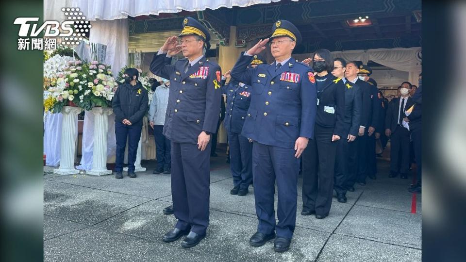 警員蘇昱鴻告別式現場，黃明昭（左）敬禮致意。（圖／TVBS）