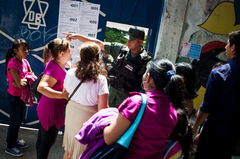 <p>Docenas de ecuatorianos hacen fila para votar hoy, domingo 17 de febrero del 2013, en las instalaciones del colegio "Don Bosco" ubicado en Caracas (Venezuela). Más de 9000 ecuatorianos residentes en Venezuela podrán participar en las elecciones presidenciales y legislativas de <span class="classCadenaBusqueda">Ecuador</span>. EFE/MIGUEL GUTIÉRREZ</p>