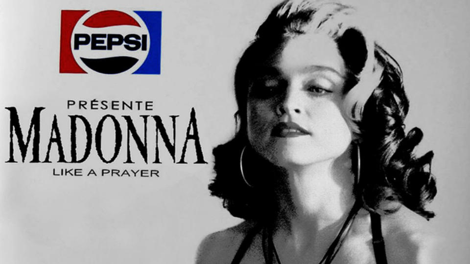 <p>Cuando la artista se convirtió en un icono, las marcas se peleaban por ella y así fue como Pepsi pagó 5 millones de dólares en 1989 para que apareciera en uno de sus anuncios. Sin embargo, el resultado no fue el esperado. Pocos días después de la firma del contrato, salió el videoclip de ‘Like A Prayer’, en el que aparecían escenas tan polémicas como la cantante manteniendo sexo con un santo o prendiendo fuego a crucifijos. La firma de refrescos rompió el acuerdo, aunque Madonna se quedó con el dinero. (Foto: Pepsi). </p>