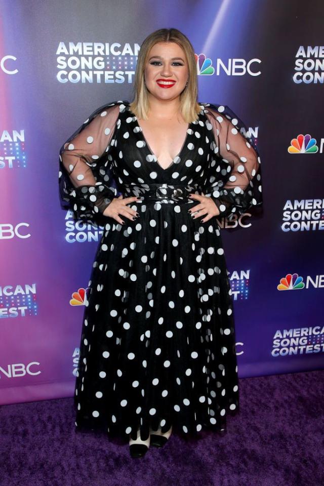 Kelly Clarkson Stuns On The Red Carpet ...