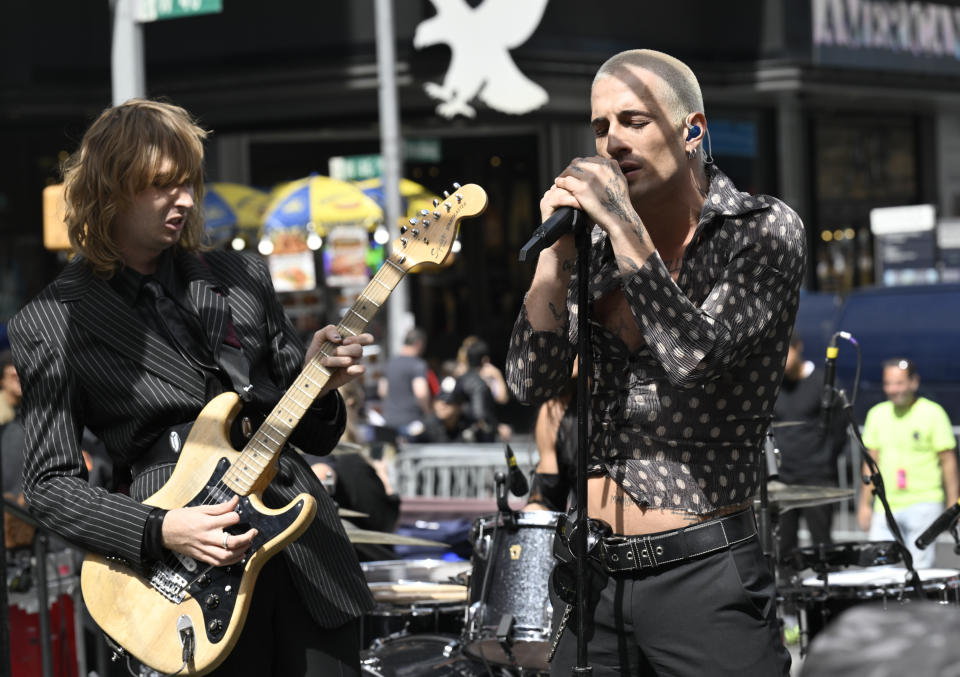 Thomas Raggi, izquierda, y Damian David de la banda de rock italiana Måneskin durante su presentación en Times Square el viernes 15 de septiembre de 2023, en Nueva York. (Foto Evan Agostini/Invision/AP)