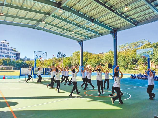 宜蘭縣復興國中太陽能光電球場16日啟用，學生不僅多了寬廣的活動空間，學校還能收到售電回饋金。（胡健森攝）
